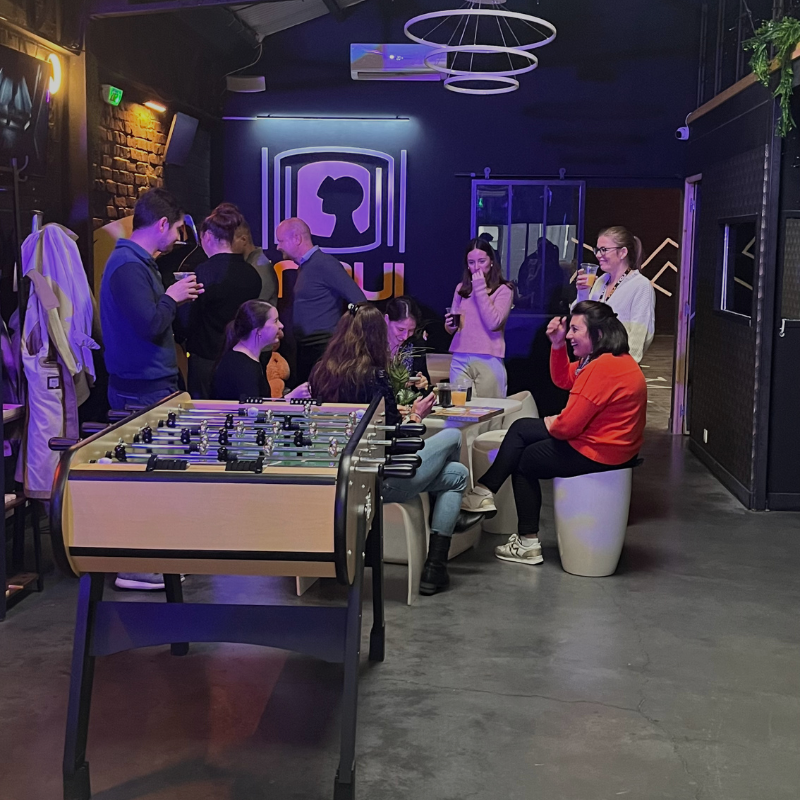 Salle d'attente avec baby-foot pour team building à Lille